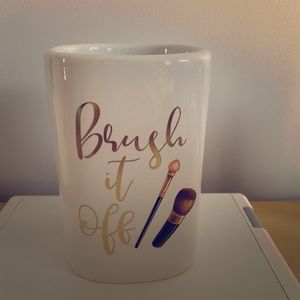 CUTE MAKEUP BRUSH ORGANIZER